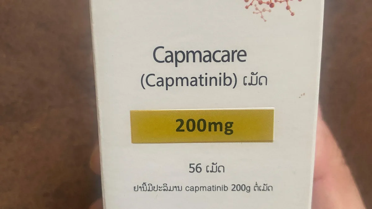 卡马替尼副作用管理指南封面图，展示药物胶囊与副作用图标